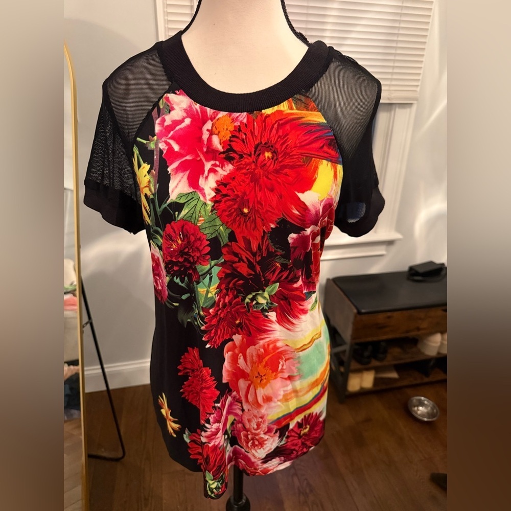 ECI Black and Red Floral Short Sleeve Top w Mesh Sleeves Size Medium
